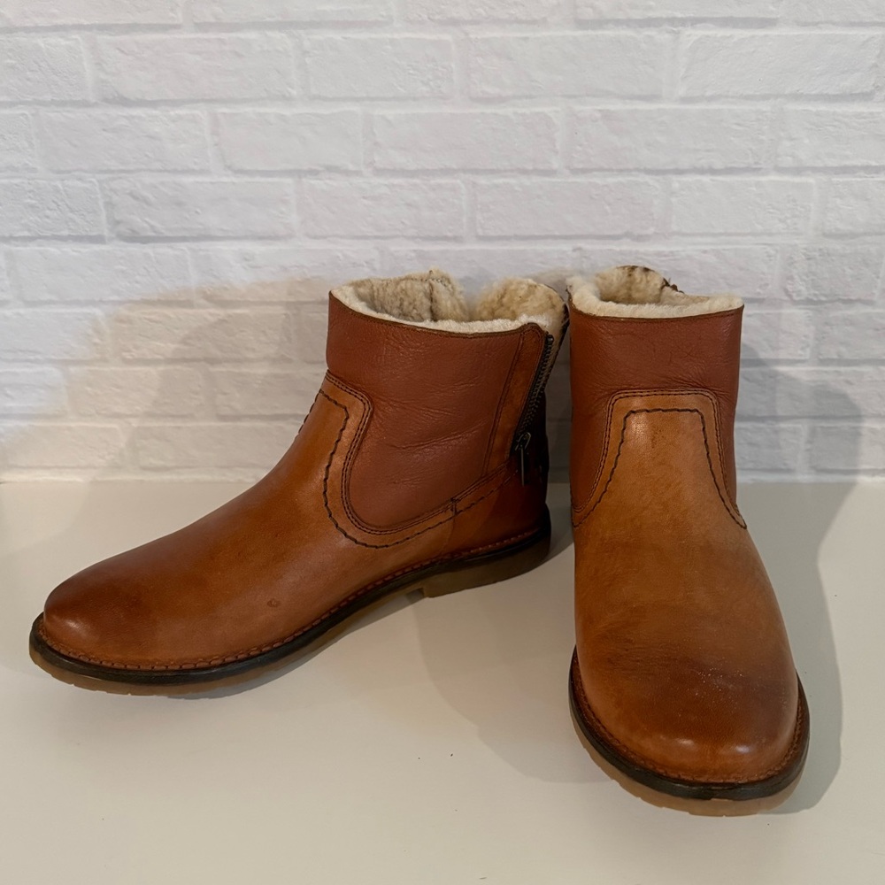 {Frye} Celia Shearling leather bootie